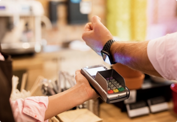 Mężczyzna płacący zegarkiem.